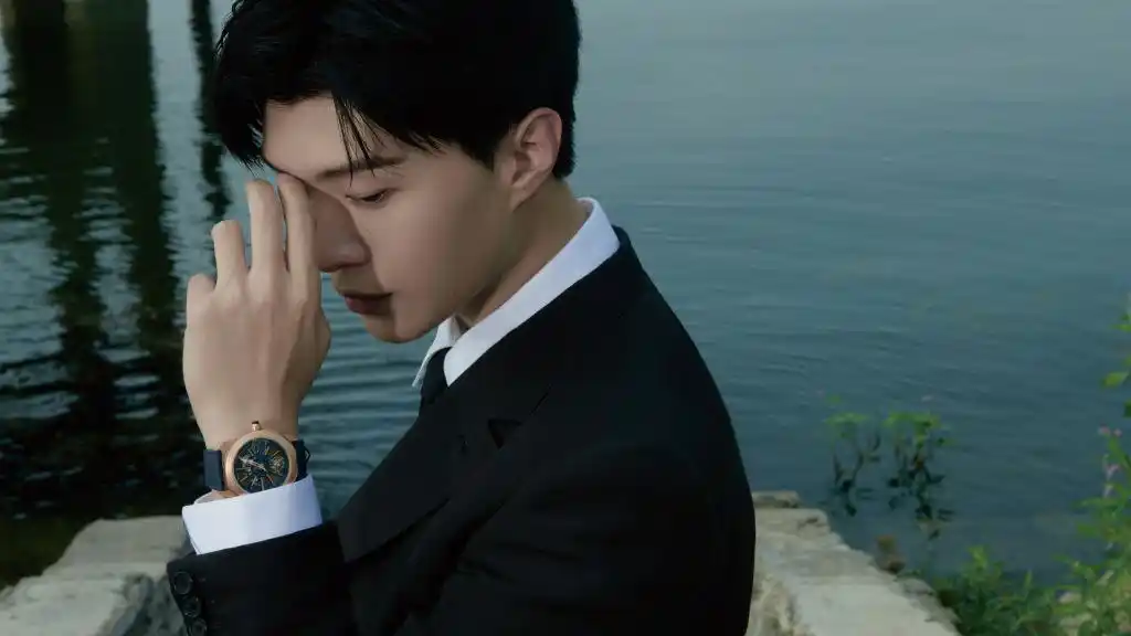 范丞丞北影节开幕式造型写真释出 黑白西装衬衫look儒雅绅士