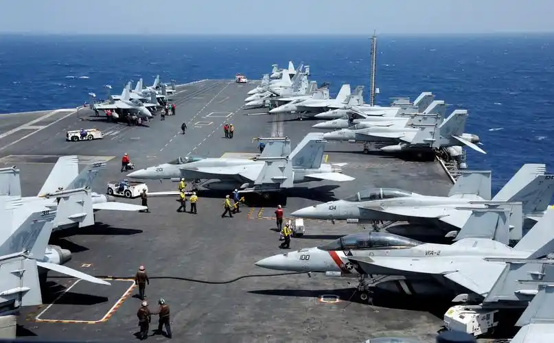 3个航母战斗群就位 美军要干啥?24架轰炸机待发:不排除多线作战