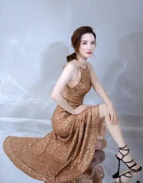 39岁的环球小姐冠军,张萌"黄金"高跟鞋秀超长美腿!