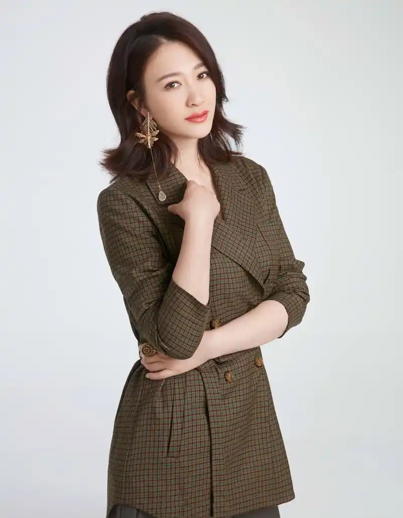 43岁李小冉终于高调六套造型拍大片气质出众留回长发更惊艳