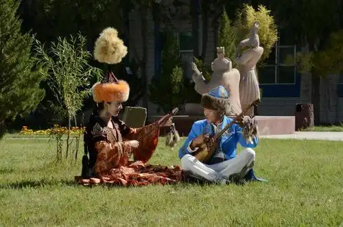 哈萨克族是一个朴实的民族,更是一个智慧的民族,体验哈萨克民俗文化就