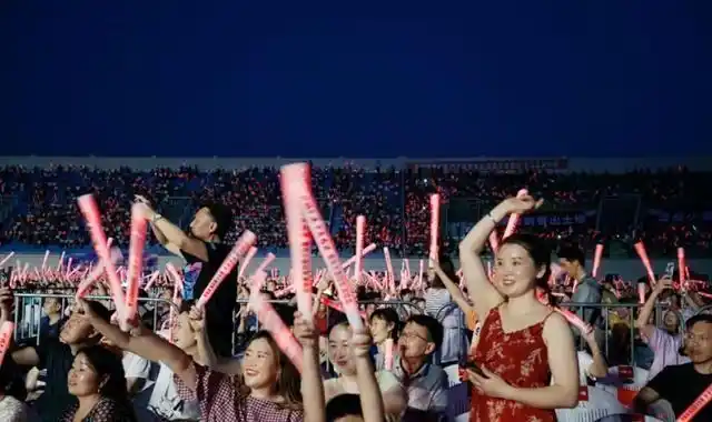 鎏金铜蚕丝路之源星光大道冠军演唱会石泉万人观看