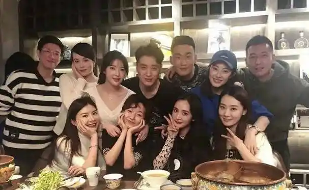 同学合照颜值出挑,竟如同两代人,我承认她是真少女_毕业_张小斐_照片