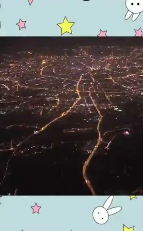 飞机上拍摄成都的夜景入目灯光璀璨高楼林立一座繁荣的大城市