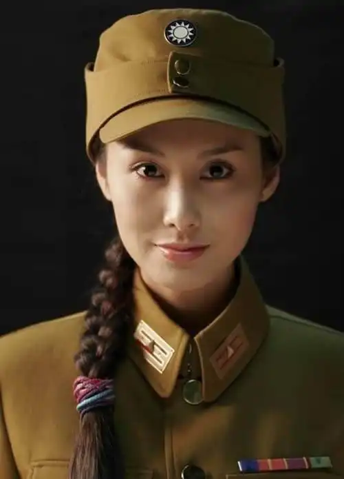 九位女神穿上军装,谁是你心中的最美"兵姐姐"