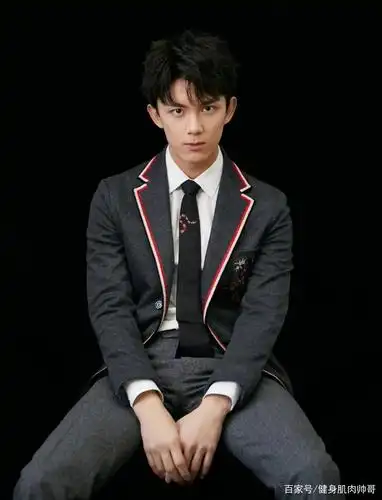 吴磊弟弟长大了!他上综艺吊威亚的照片传疯了!