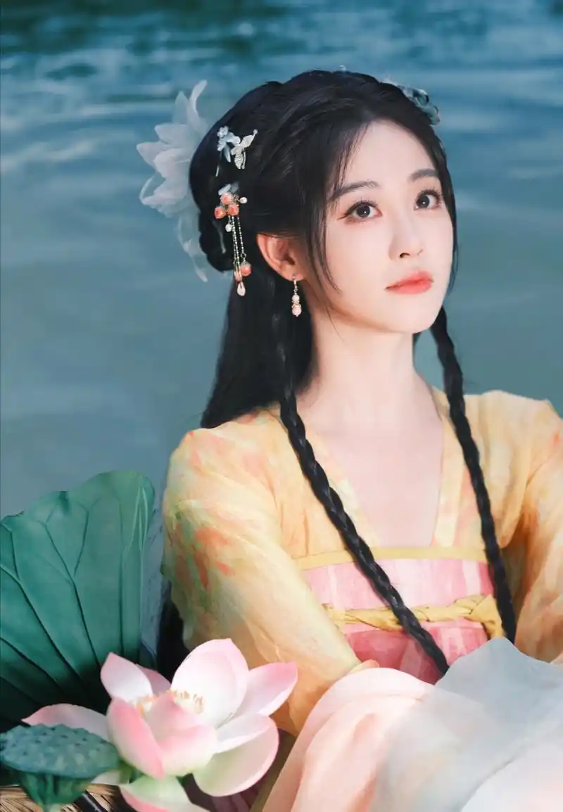 论祝绪丹与古装的适配度有多绝.这一组夏日荷池边古风写真图太美了.
