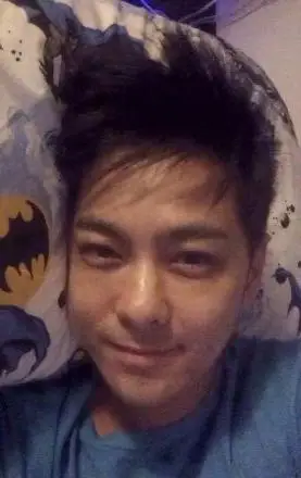 皮肤好宛如少年(图)    林志颖今早晒出一张自拍照,照片中他素颜躺在