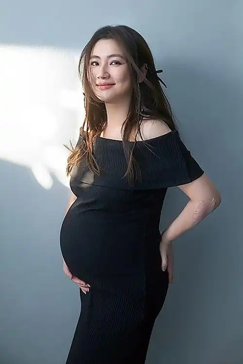 selina预产期将近晒近照手轻抚孕肚喊话宝宝妈妈期待你的到来