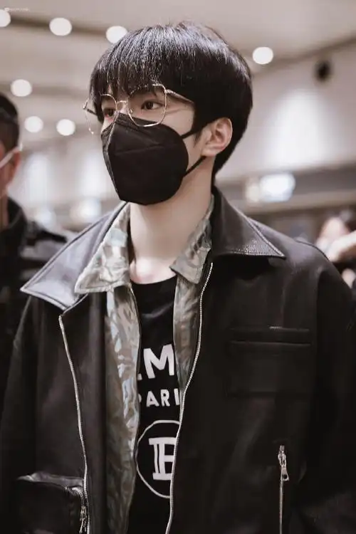 刘耀文皮衣眼镜造型