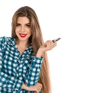 手里拿着口红的美女笑着照片