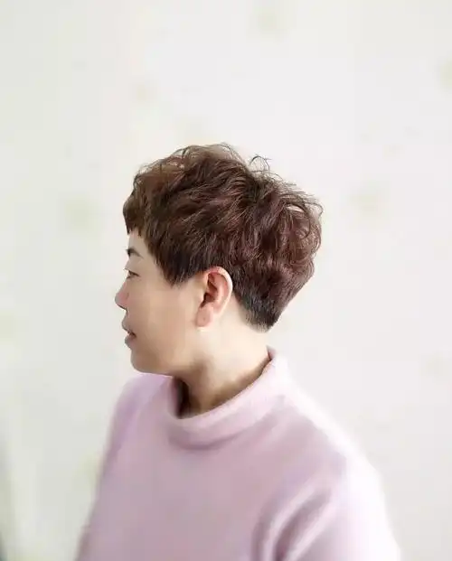 层次分明的"纹理烫"发型_安科网