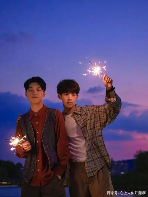 两个男生一起拍照是不是很温馨