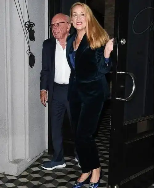 原创难怪邓文迪输了默多克63岁现任妻子美艳干练身高183气场强大