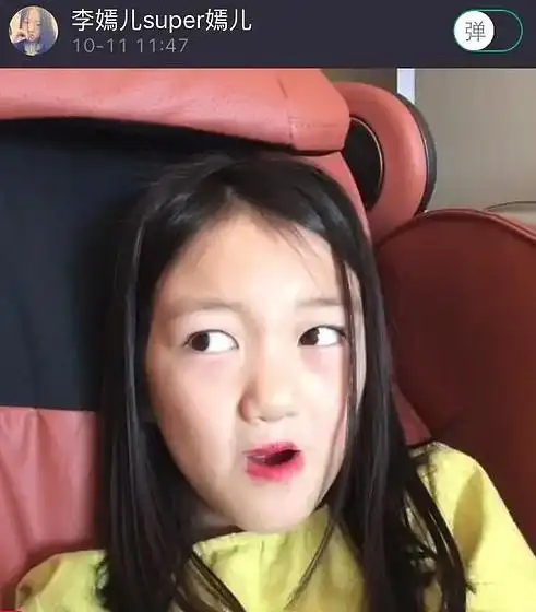 13岁李嫣晒照打扮成熟,气质不输妈妈王菲,一个动作暴露不自信