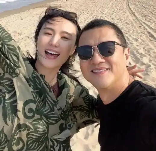 李亚鹏海哈金喜度假放松 欠债4000万案件仍在审理