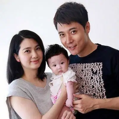 洪欣一家现身机场对老公爱答不理感情再次破裂