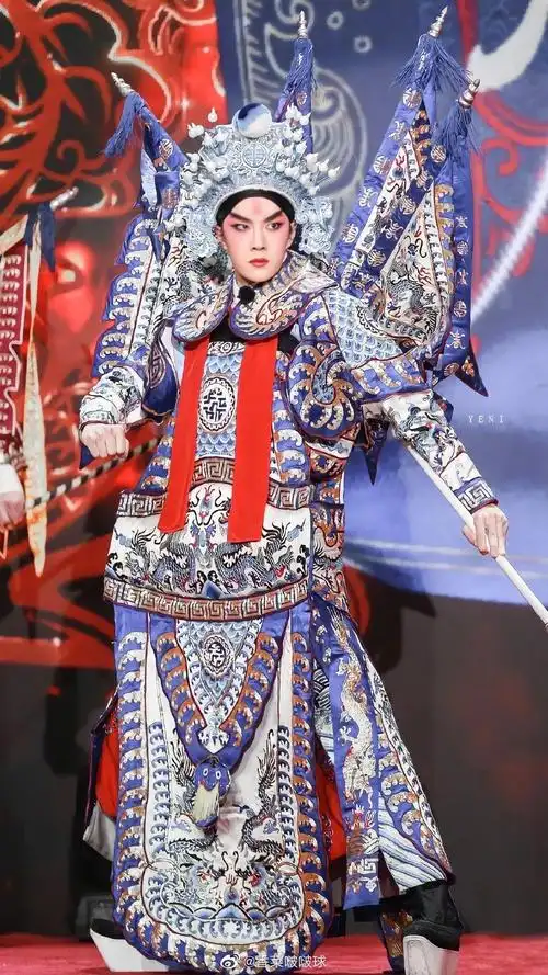 王一博京剧扮相唱长坂坡眉眼古典英气十足惊艳众人