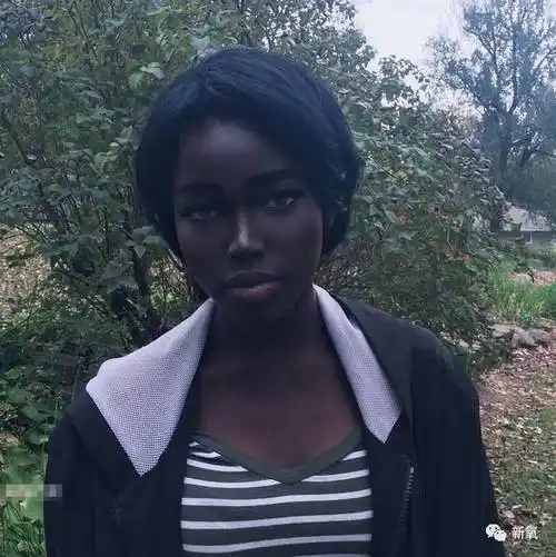 长得丑怪皮肤黑咯?这个世界上最黑的网红却辣么美