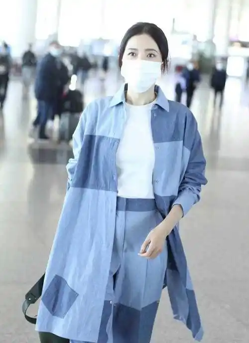 曾黎私服穿搭真"洋气",蓝色衬衫套装高级时髦,回头率超高_颜色_时尚