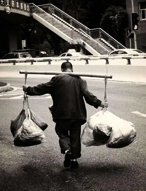 扛起的是生活的重担