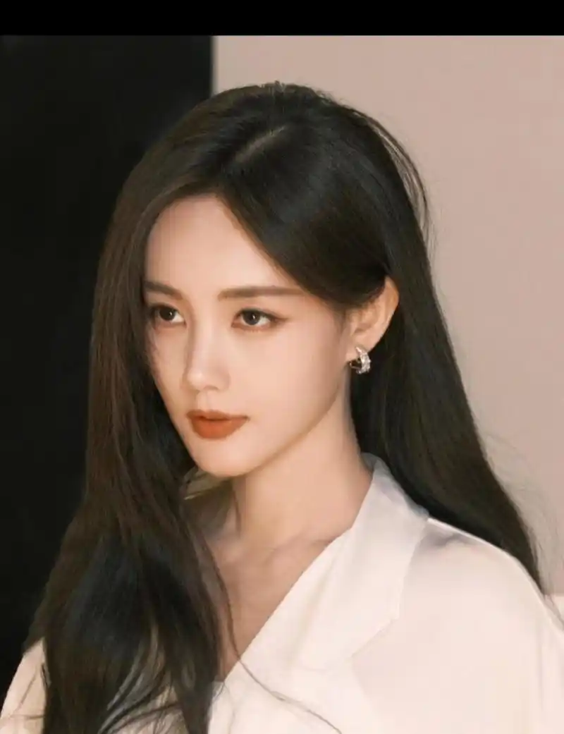 看李一桐的侧脸清纯甜美,看她就像这盛开的花朵一样粉粉嫩嫩的好可爱