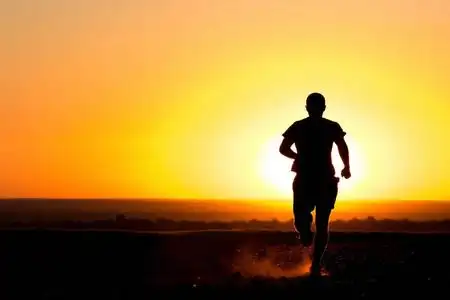 一个人奔跑图片