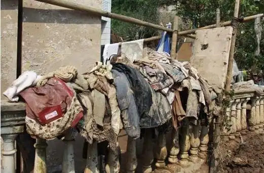 位于巴水河边的白衣镇老街,家家狼藉不堪,墙上晾着破旧的被褥和衣服.