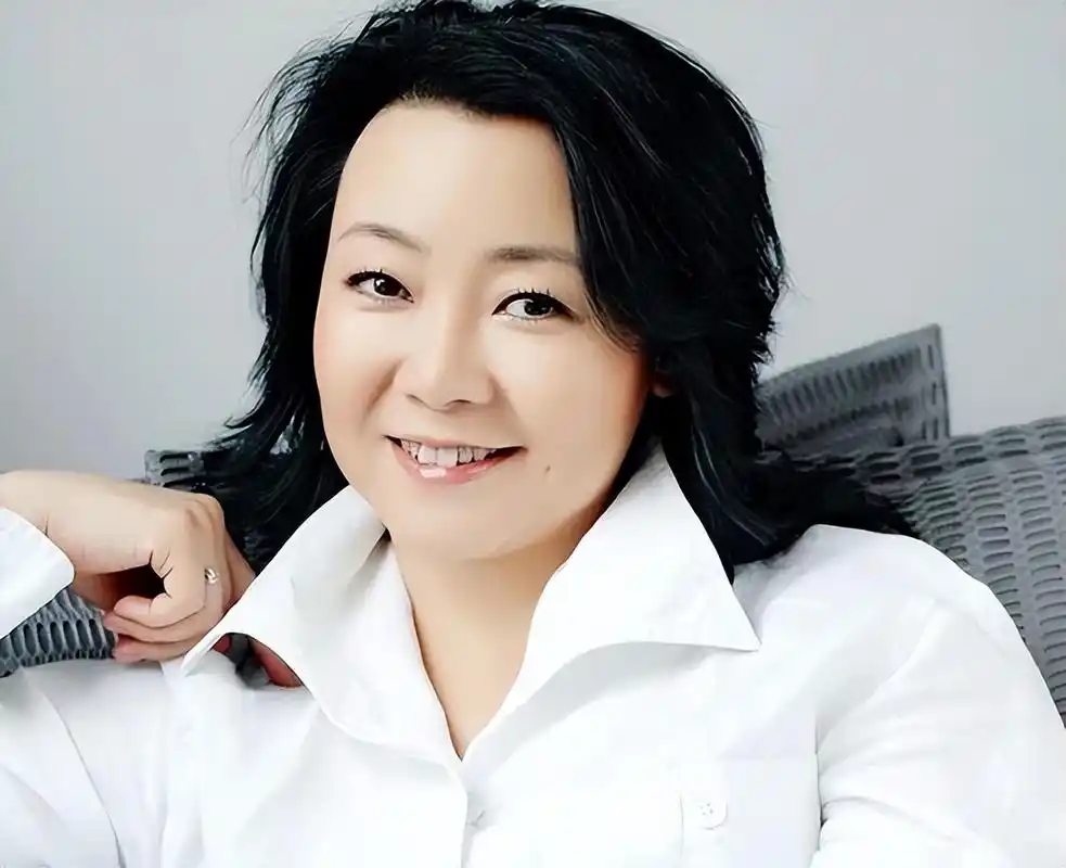 萨日娜丈夫潘军:花8块钱娶到老婆,为成全妻子事业甘当