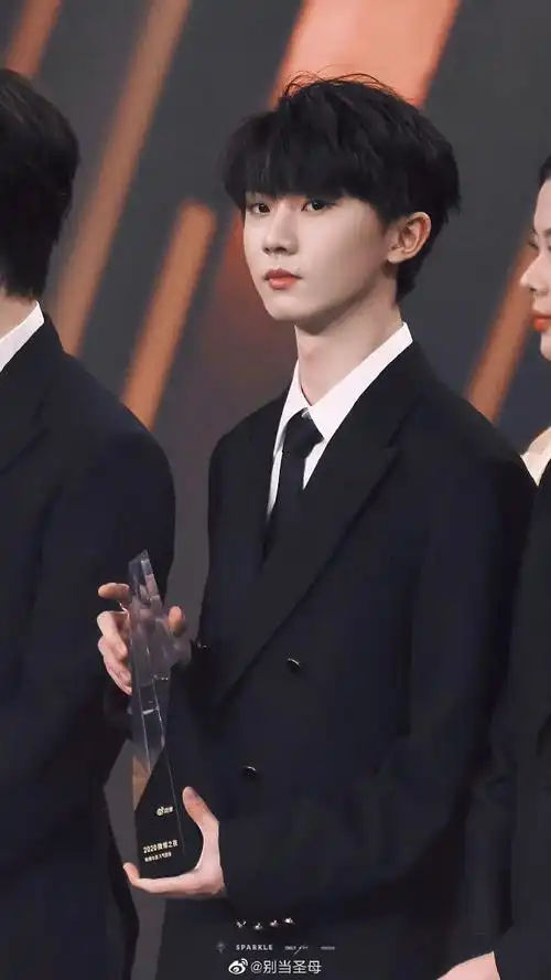 马嘉祺黑色西装随拍