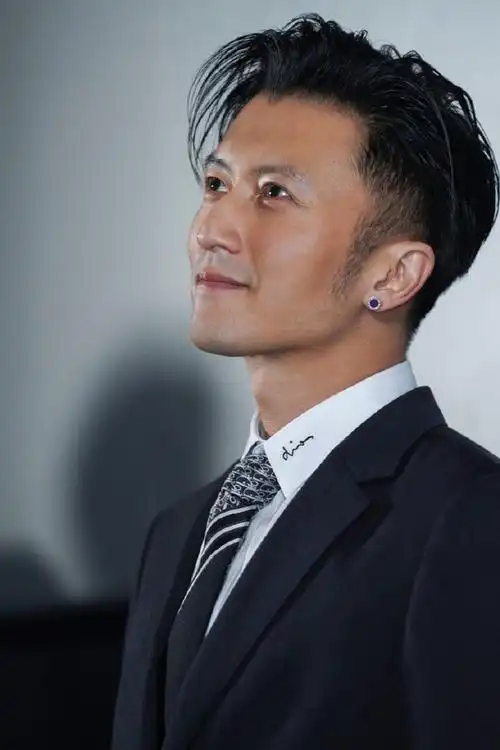 留长发还能这么帅的男明星我只服谢霆锋