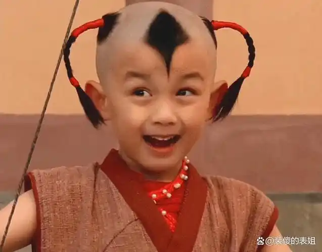 他演胡歌的小时候,胡歌在初次见到他就非常喜欢,经常抱着他一起拍照.