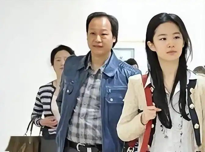 家世显赫,离异后再婚,心中一直牵挂刘亦菲,晚年感恩前妻的付出_刘晓莉