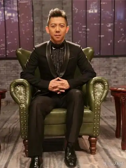 他不仅是羽泉组合的灵魂人物,更是一位才华横溢的音乐制作人,歌手和