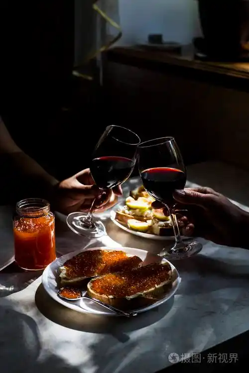 用红鱼子酱和美食红酒精致小吃