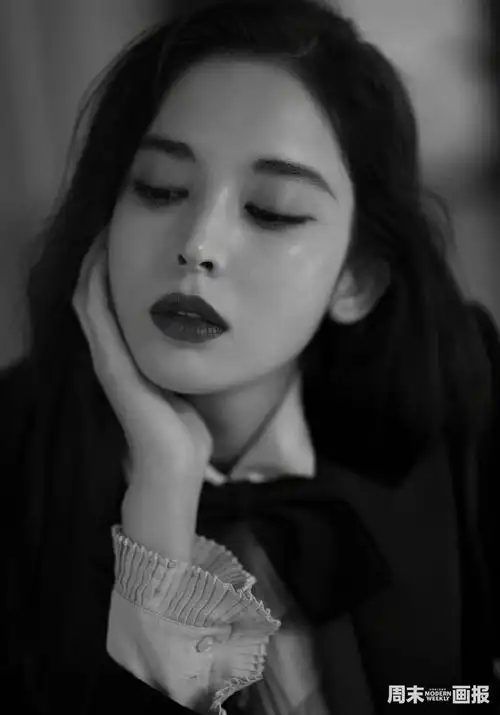 娜扎光影侧颜大片释出 黑白光影间释放情绪张力