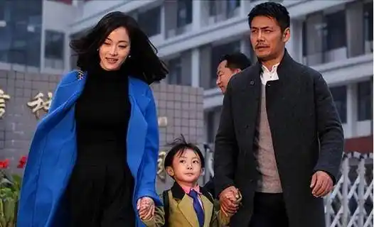 55岁邵兵"金屋藏娇"20年的娇妻,是我们熟悉的她,穿旗袍好惊艳_张培