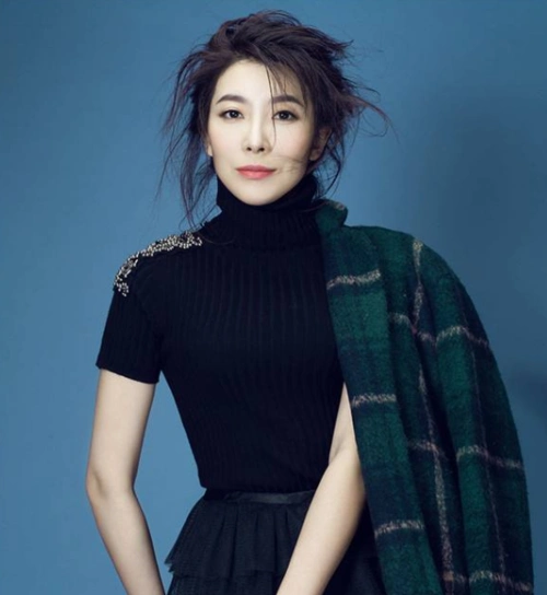 41岁张棪琰生活近照:事业上升期嫁富商生子隐退,如今复出再翻红