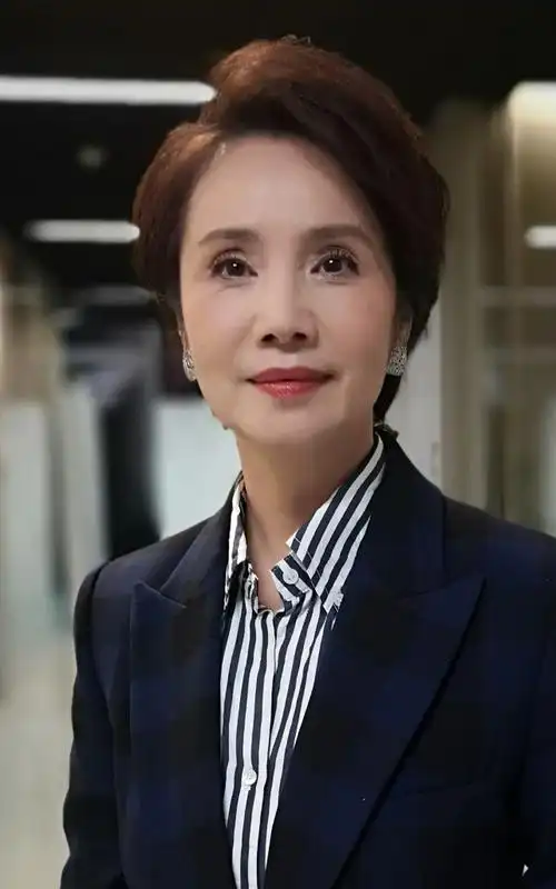 织里资讯娱乐圈新闻资讯央视主播徐俐最后与观众挥手告