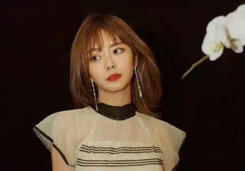 的头发弄成露眉刘海短直发发型,侧边短后面长的短发用沙宣技术打理,多