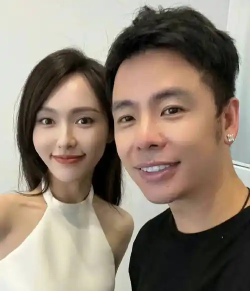 唐嫣与化妆师合影近照曝光对镜抿嘴微笑气质甜美