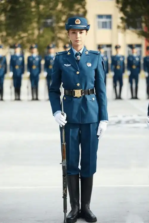 不得不说沈梦辰穿军装的样子好帅,好一副巾帼不让须眉!