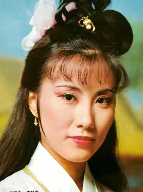 汪明荃近照引热议头发黑亮茂密手指如剥葱完全不像已经76岁