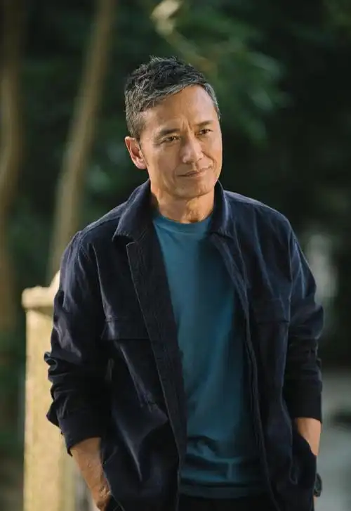 崩溃,62岁苗侨伟《使徒行者3》学hip hop打招呼,自称"午餐肉"