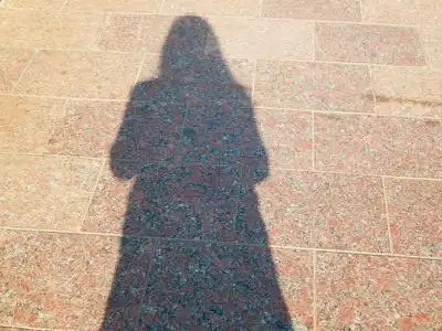 人行道上的人的影子照片