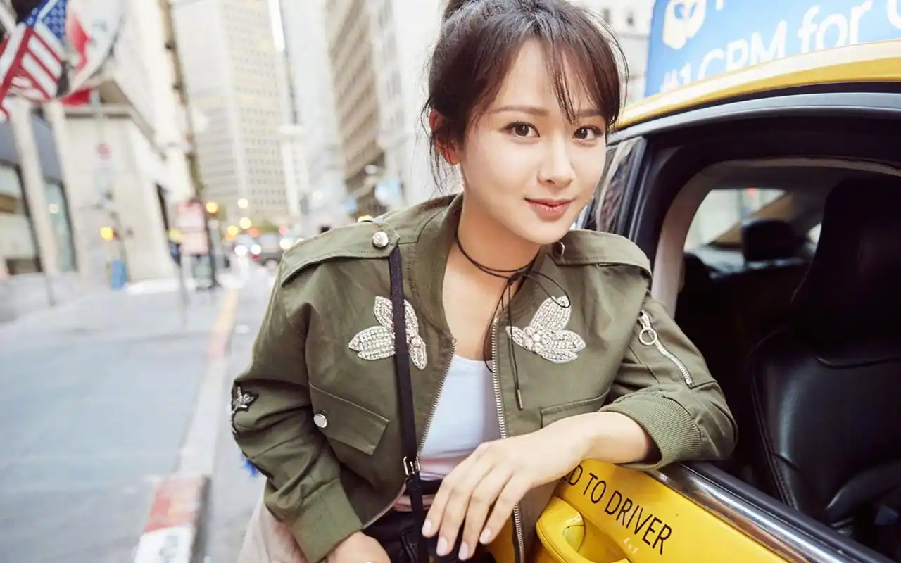 电脑壁纸 明星 大陆明星 美丽女神杨紫时尚帅气街拍写真