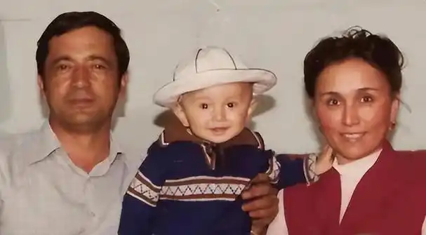 尼格买提30岁娶帕夏古丽结婚9年没孩子如今仍在主持岗位