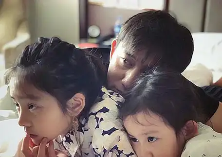 有种"母亲"叫谢娜,给双胞胎穿衣风格不同,被网友称赞