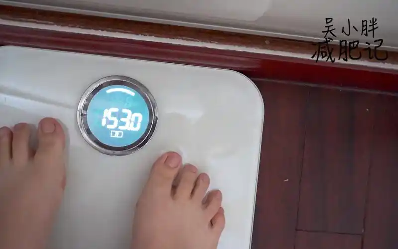 吴小胖减肥记春节过后胖到一百五十斤胖女孩极速瘦身午餐光吃水煮菠菜