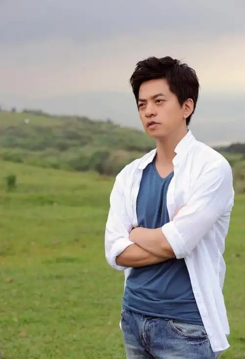 在水木年华最火的时候选择离开,他是在时代边缘浅吟低唱的音乐诗人